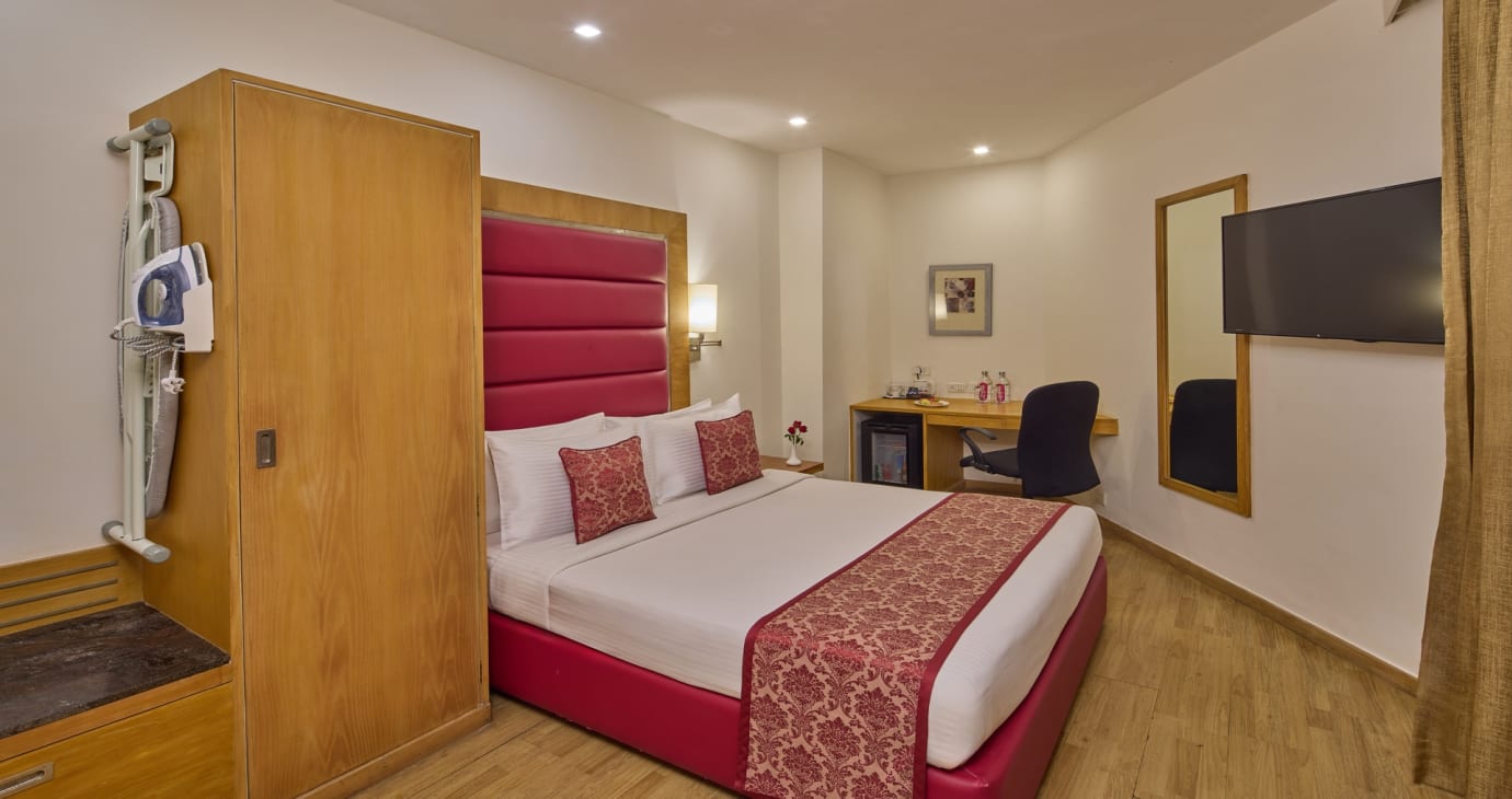 Standard Room with Bathtub
